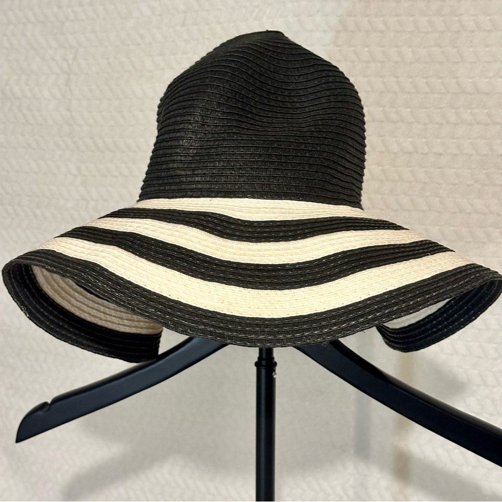 Women’s Black and White 100% Straw Striped Hat